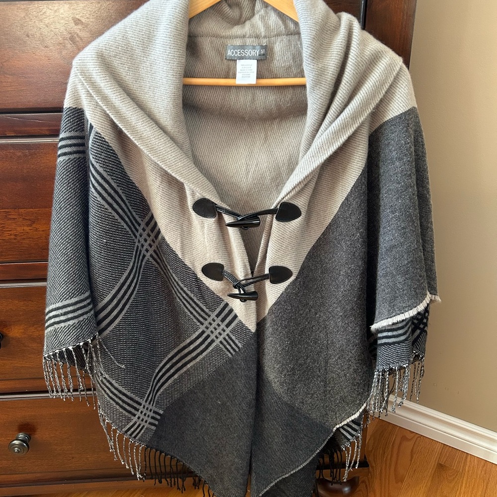 Chic Gray and Black Women's Cape by No Boundaries